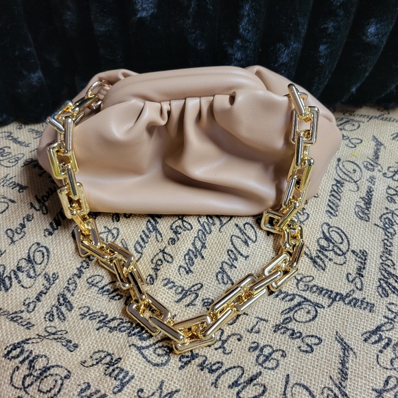 Faux leather beige bag with gold plastic chain handle - Picture 6 of 8